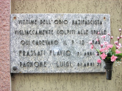 Lapide commemorativa dedicata a Frassati e Pagnone, vittime dell'odio nazifascista.