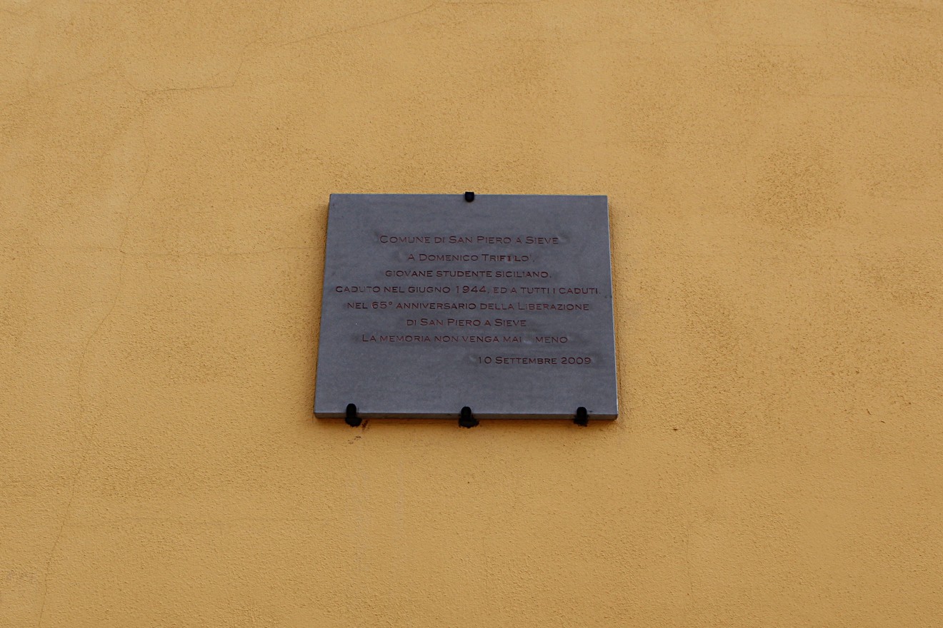Lapide commemorativa a Trifilò, dedicata alla memoria e all'importanza del luogo.