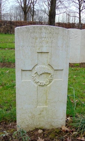 Cimitero di guerra di Milano, luogo di riposo per i caduti di conflitti, simbolo di memoria e rispetto.