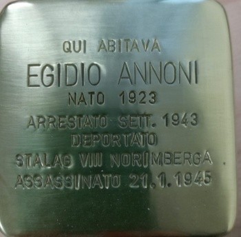 Pietra d'inciampo in ottone incastonata nel selciato, con iscrizione dedicata a Egidio Annoni.