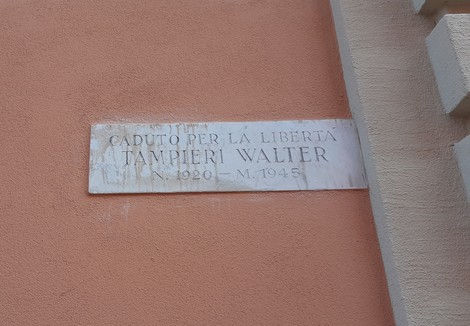 Lapide commemorativa dedicata a Walter Tampieri, caduto per la libertà nel 1945.