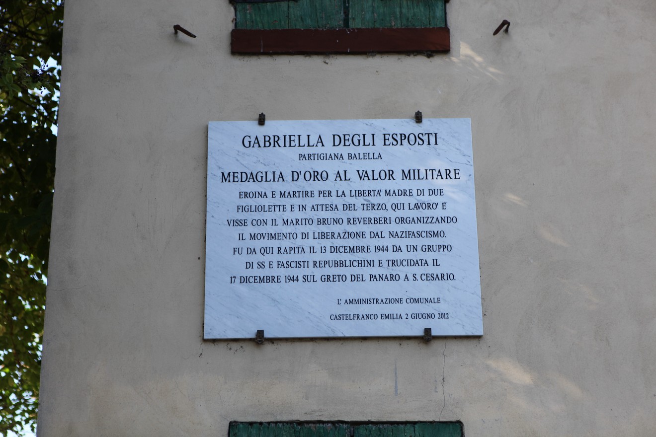 Lapide commemorativa dedicata a Gabriella Degli Esposti, partigiana e medaglia d'oro al valor militare.