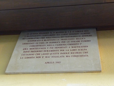 Lapide commemorativa dedicata ai lavoratori deportati, posto in un contesto storico significativo.