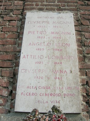 Lapide commemorativa di Giuseppe Magnini e altri caduti, in ricordo della loro vita e sacrificio.