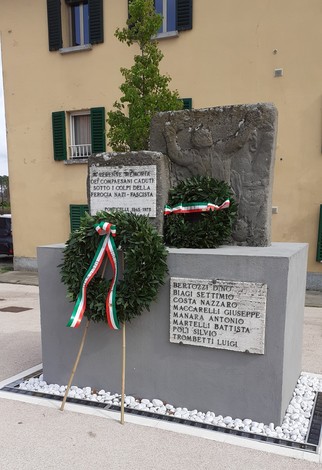 Monumento ai partigiani caduti a Ponticelli, dedicato alla memoria dei combattenti contro il fascismo.