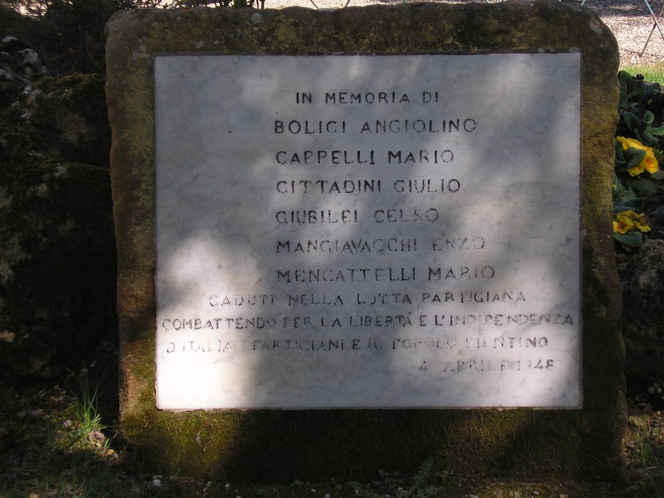 Cippo in memoria dei partigiani caduti per la libertà e l'indipendenza d'Italia, commemorato il 4 aprile 1945.