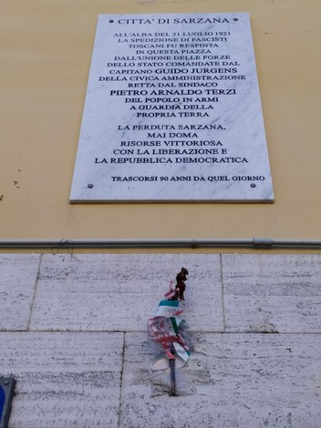 Lapide in memoria dei fatti di Sarzana del 21 luglio 1921, commemorando eventi storici significativi.