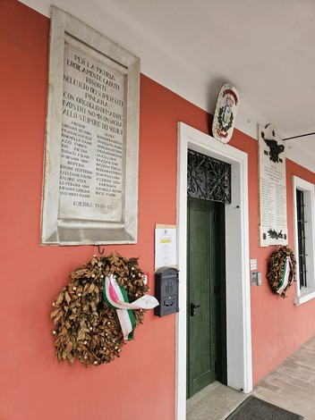 Lapide ai caduti della guerra 1940-45, Comune di Pincara (RO), foto 2