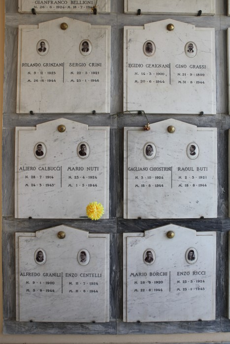 Sacrario dei partigiani fiorentini: commemorazione dei caduti con lapidi e foto in onore dei resistenti.
