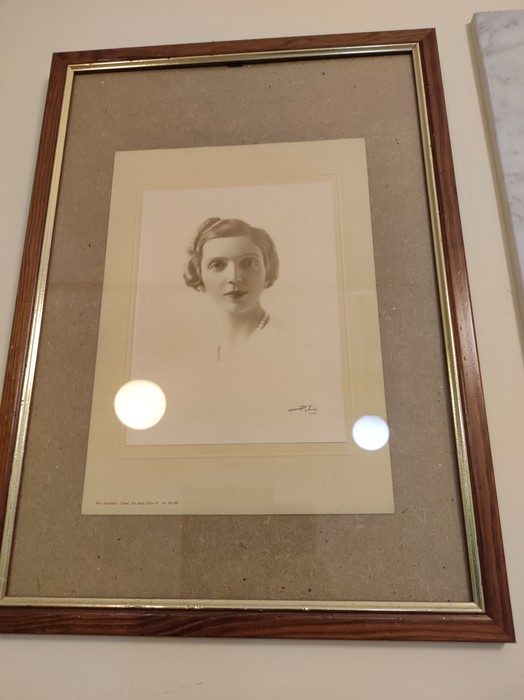 Ritratto di Mafalda di Savoia, figura storica italiana, con cornice in legno.