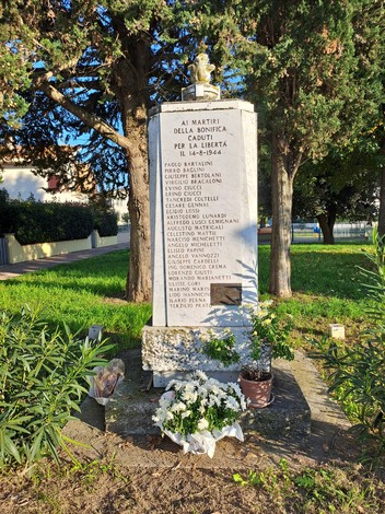 Monumento ai martiri della Bonifica, dedicato a coloro che hanno sacrificato la vita per la libertà nel 1944.