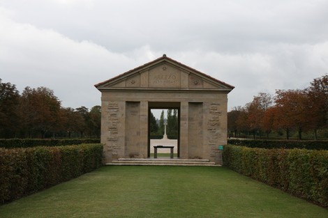 Cimitero militare di Arezzo, luogo di commemorazione per i caduti della Seconda Guerra Mondiale.
