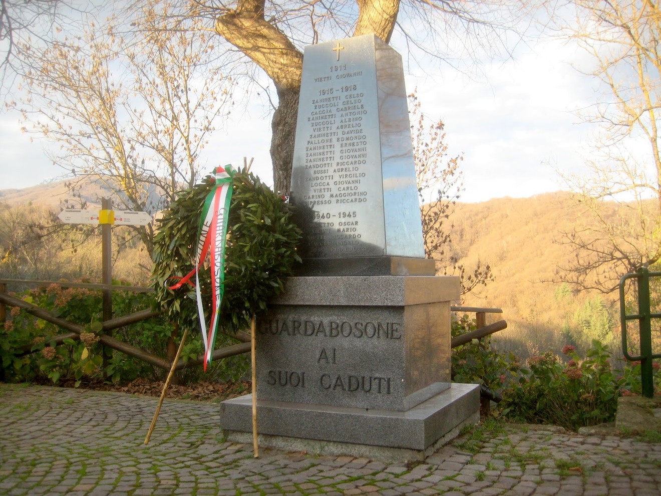 Monumento ai caduti di Guardabosone, commemorazione dei giovani che hanno sacrificato la vita per la patria.