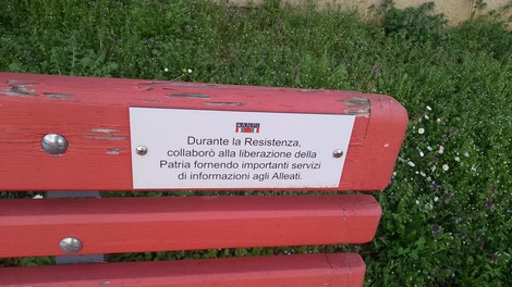 Panchine nel parco Donne della Resistenza immerse nel verde, simbolo di memoria e impegno storico.