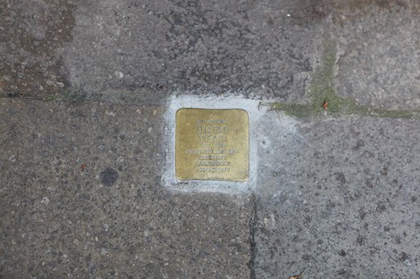 Pietra d'inciampo a Musatti su un marciapiede, commemorativa di una persona con un passato segnato.