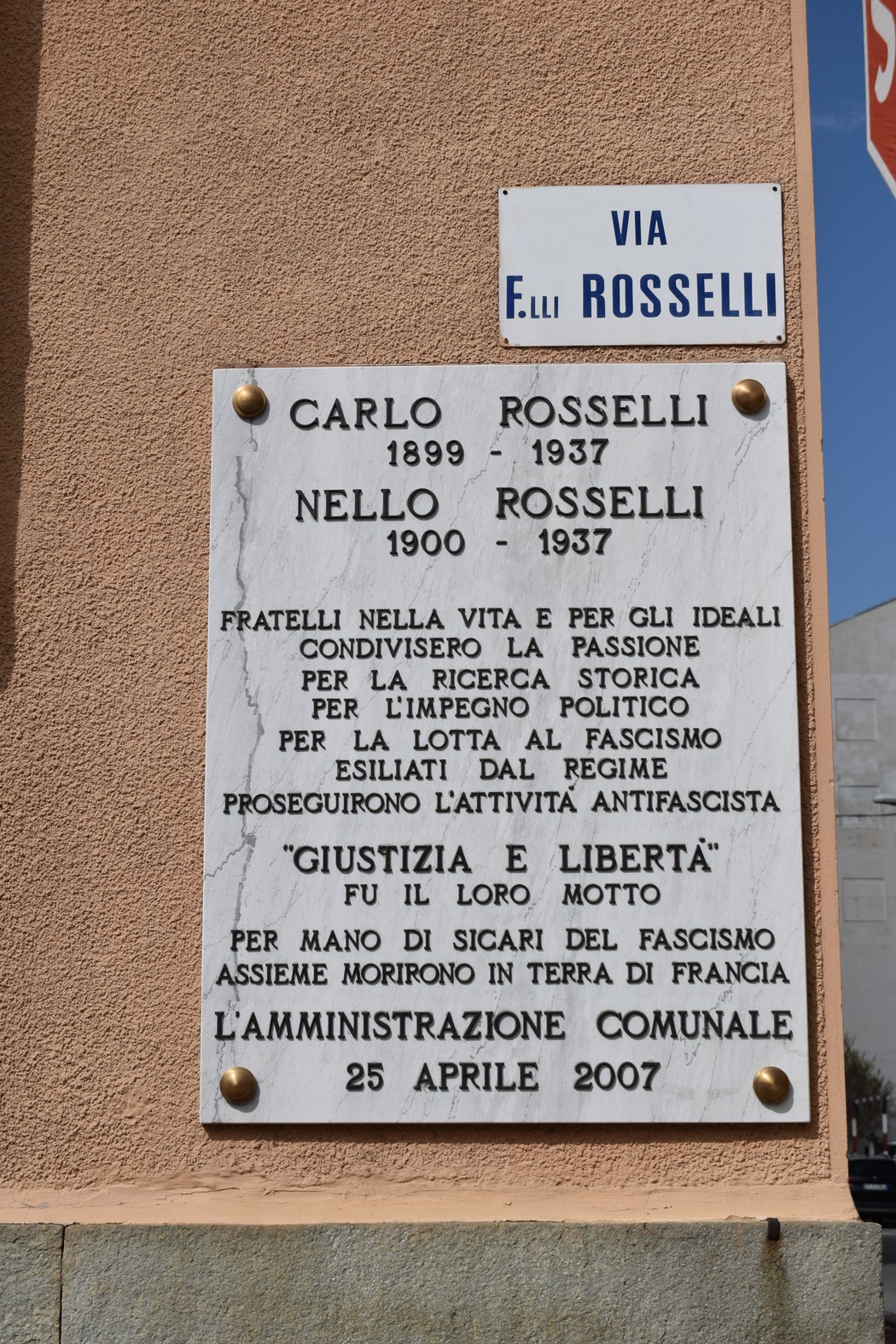 Lapide commemorativa in onore dei fratelli Rosselli, simbolo di resistenza antifascista e di libertà.