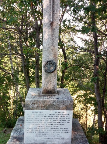 Cippo commemorativo ai partigiani di San Grato, monumento storico in memoria della Resistenza.