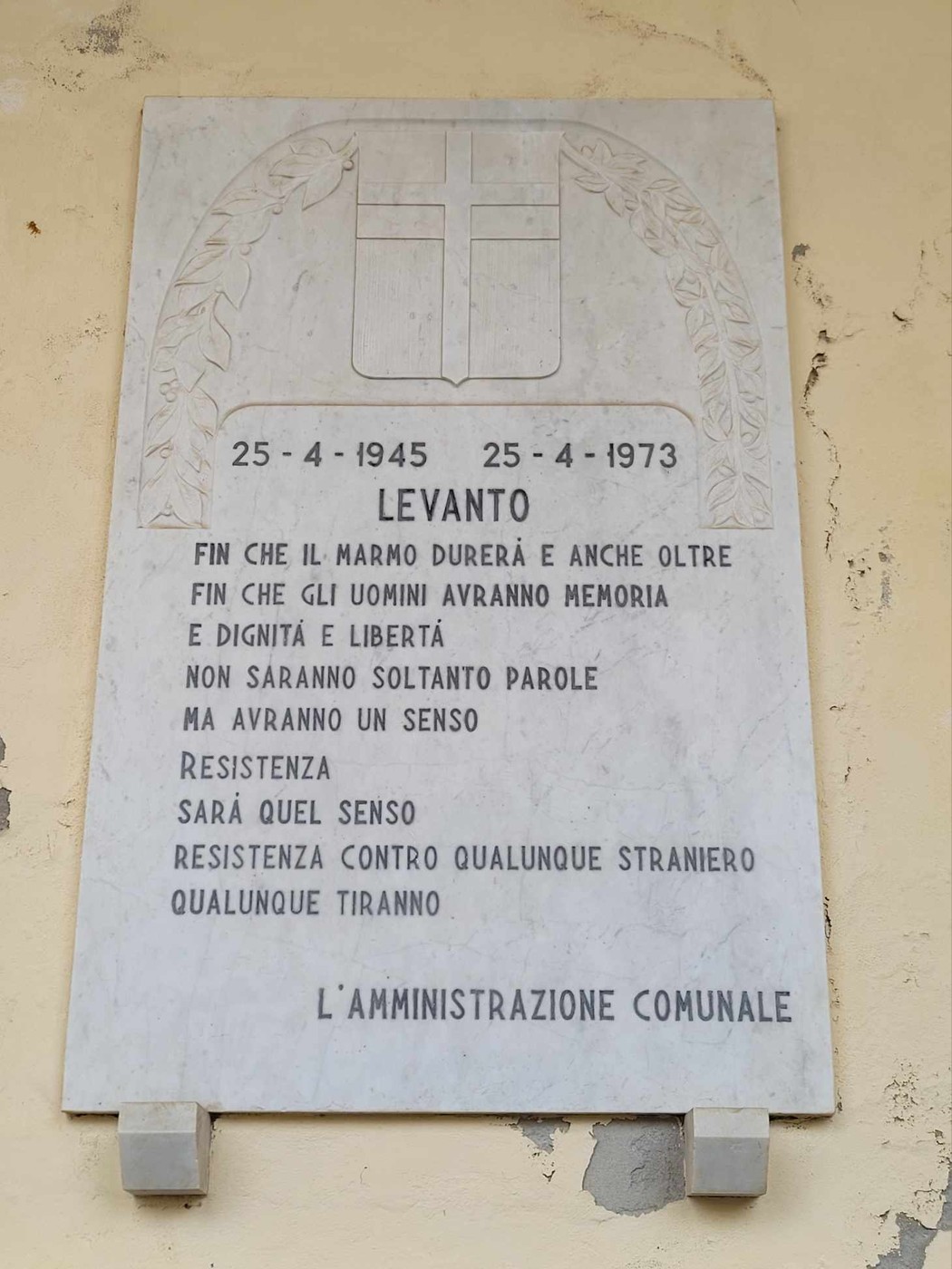 Lapide commemorativa a Levanto in onore dei resistenti, simbolo di memoria e libertà.