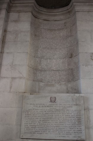 Sacrario del Ponte Monumentale, un'importante struttura commemorativa dal design architettonico distintivo.