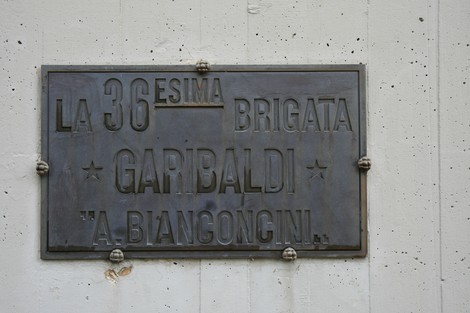 Monumento in onore della 36ª Brigata Garibaldi "Bianconcini", simbolo di resistenza e patriottismo.