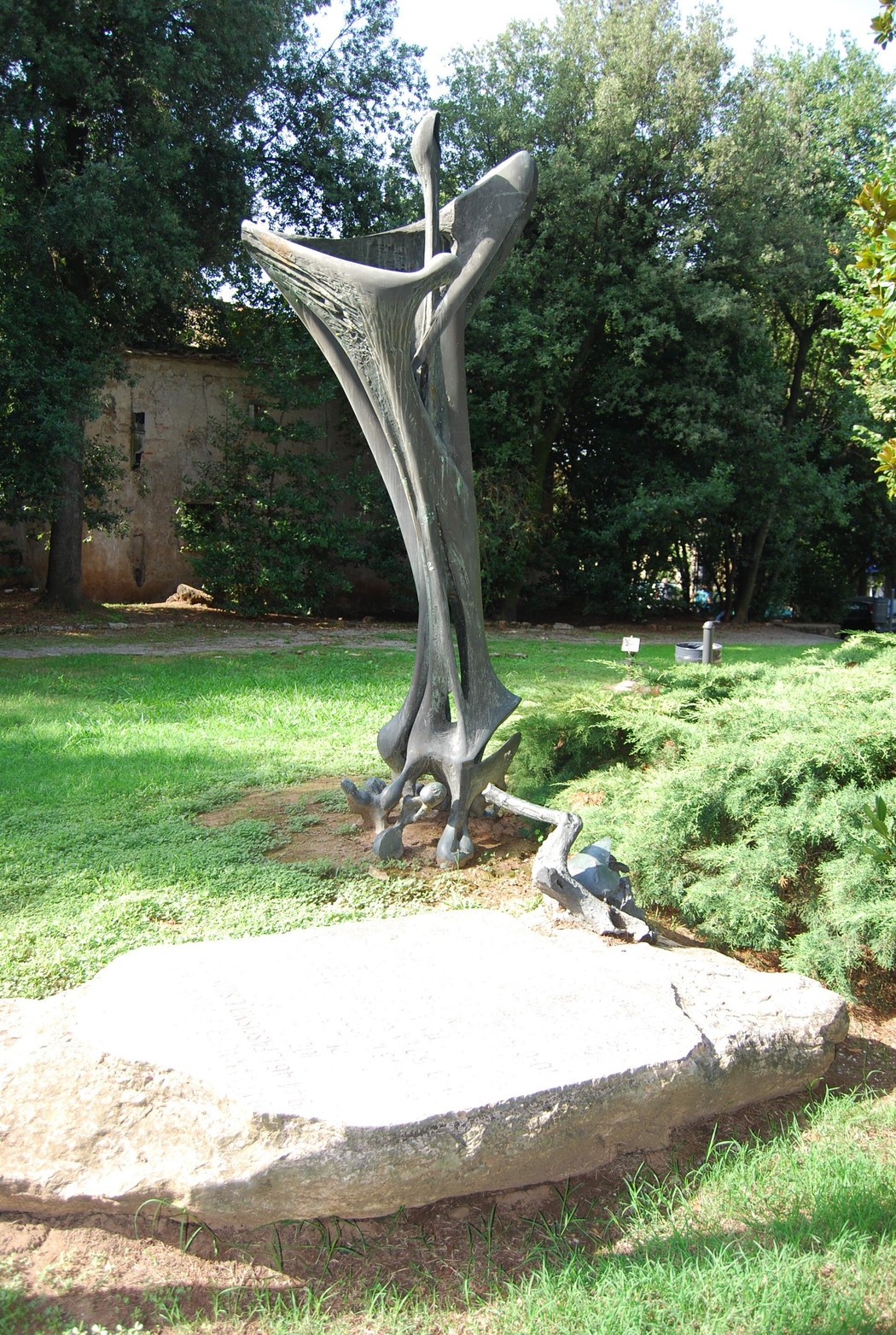 Monumento a Iozzelli, scultura moderna immersa nel verde, rappresenta un omaggio artistico e culturale.
