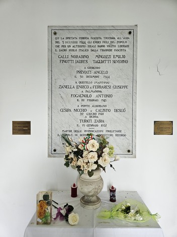 Il Sacrario dei Caduti è addobbato con fiori e dedica commemorativa in onore dei caduti.