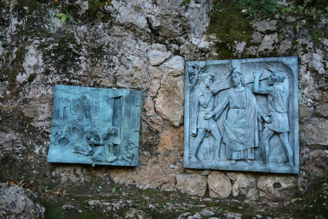 Sculture del "Via Crucis" a Sant'Anna di Stazzema, simbolo di memoria e riflessione.