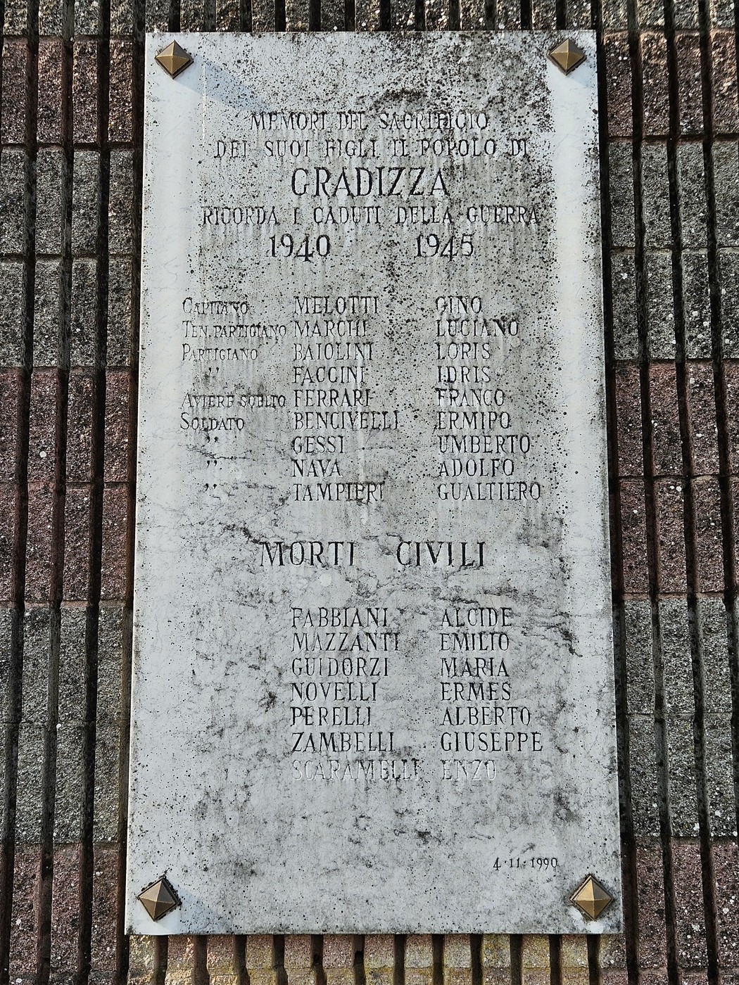 Lapide commemorativa a Gradizza, dedicata ai caduti della guerra 1940-1945.