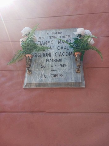 Lapide commemorativa con fiori dedicata a Fiammoi Mario e Giglioni Giacomo, partigiani caduti nel 1945.