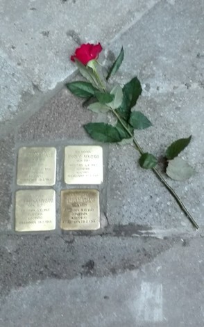 Pietre d'inciampo dedicate alla famiglia Melli - Mariani, decorate con una rosa rossa.