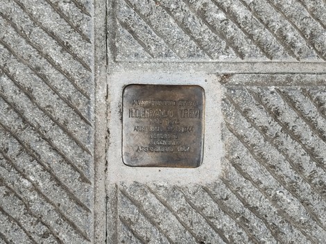 Pietre d'inciampo a Trevi dedicate a Menasci e ai fratelli Moscati. Memoriali commemorativi sul marciapiede.