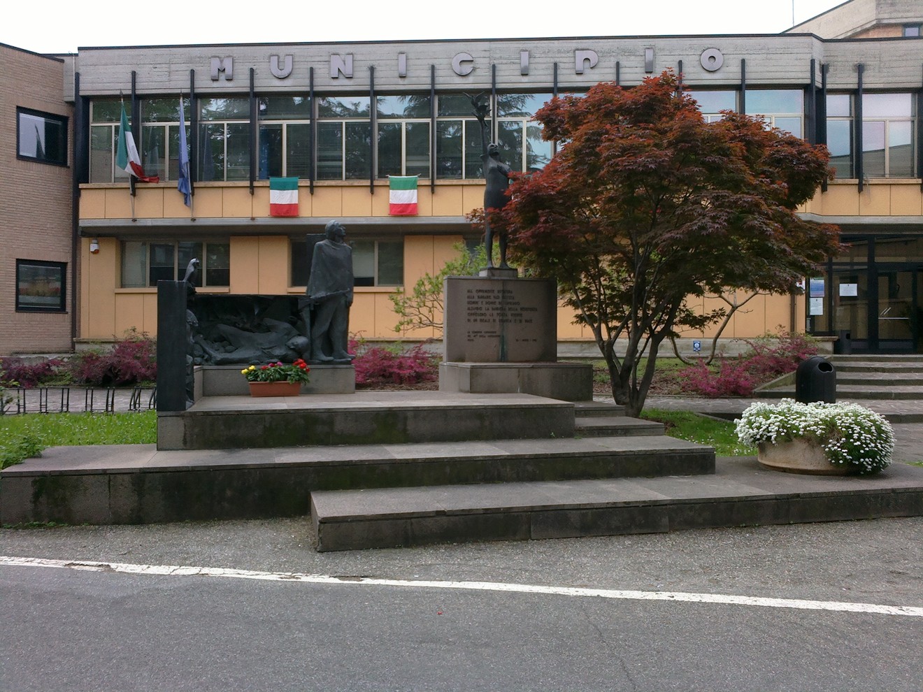 Monumento alla Resistenza, simbolo di memoria e riconoscimento per il valoroso impegno durante la lotta per la libertà.