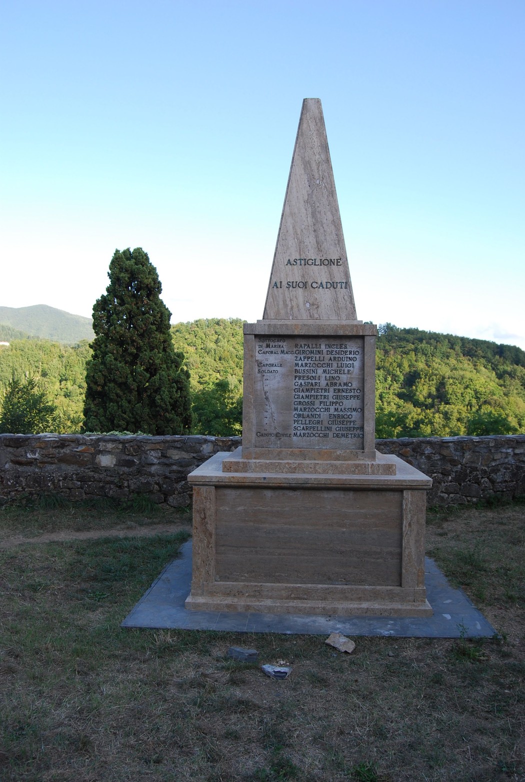 Monumento ai caduti di Castiglione, obelisco commemorativo immerso nella natura, simbolo di memoria e rispetto.
