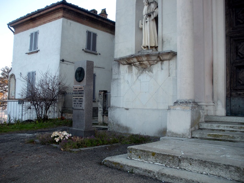Monumento a Ciparelli, una commemorazione situata accanto a un edificio storico in un contesto tranquillo.