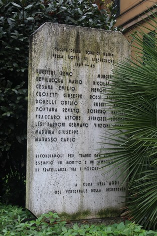 Monumento commemorativo dedicato ai caduti per la Libertà nella zona di Manin, con elementi architettonici e vegetazione circostante.