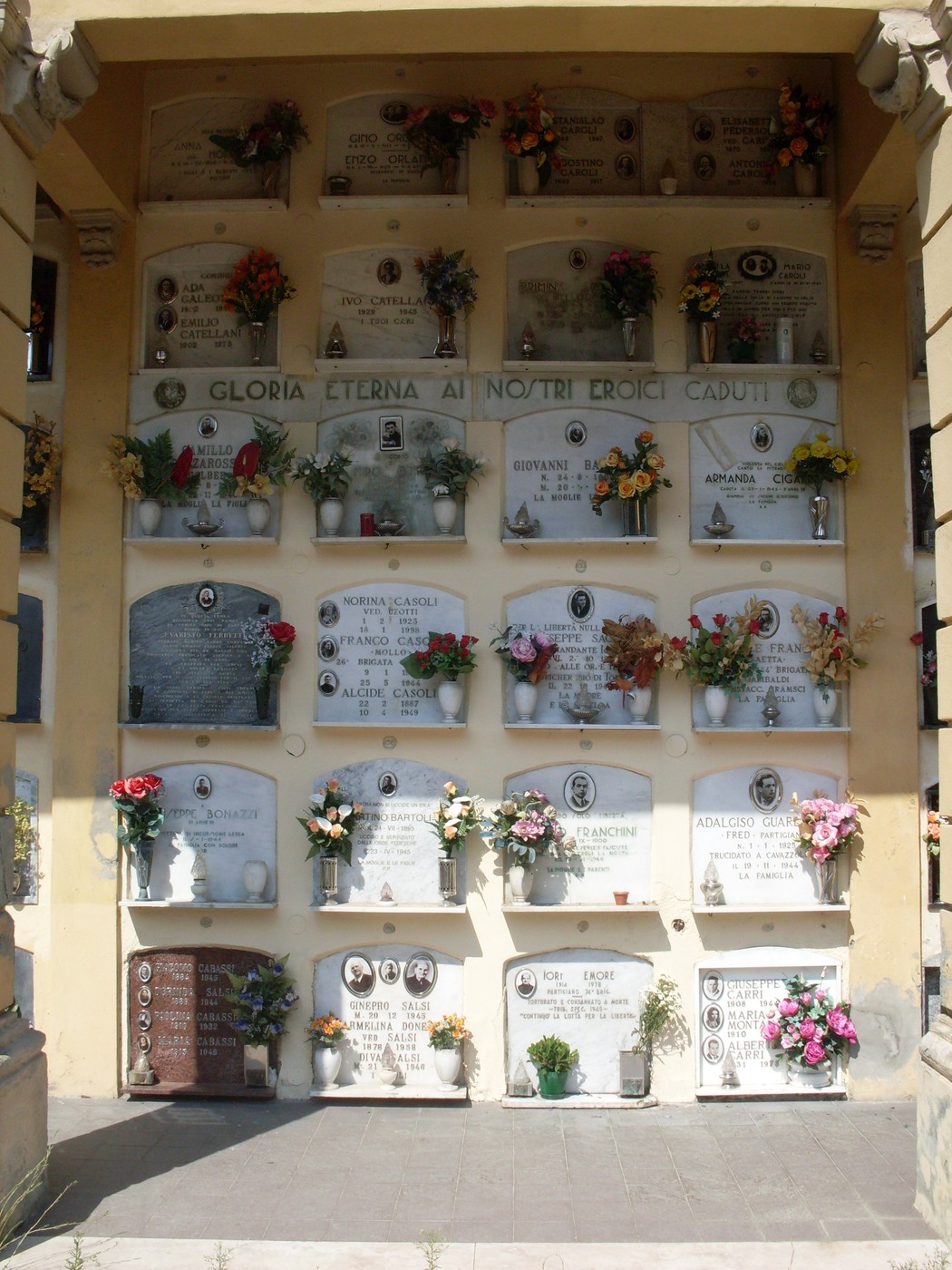 Sacrario dei caduti di Pieve Modolena, memoriale dedicato ai soldati, ornato da fiori e lapidi commemorative.