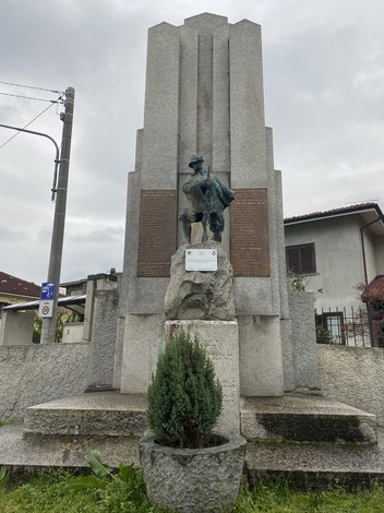 Monumento ai caduti di Sant'Ambrogio, commemorazione della memoria dei caduti, con statue e lapidi.