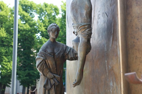 Monumento al partigiano, scultura che celebra la resistenza con figure stilizzate e dettagli emozionali.