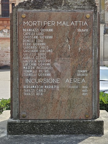 Monumento ai Caduti di Castelnuovo Bocca d'Adda, commemorazione con nomi incisi su una stele di pietra.