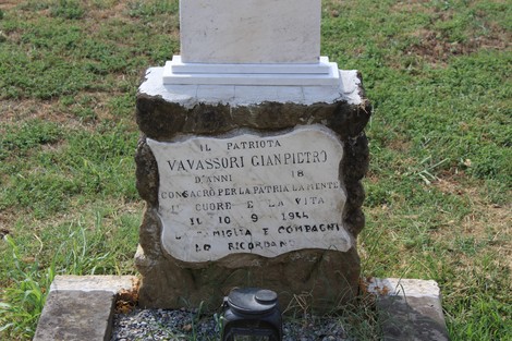 Sepolcro di Vavassori, dedicato al patriota Gianpietro, con epigrafe commemorativa. Situato in un'area verde.