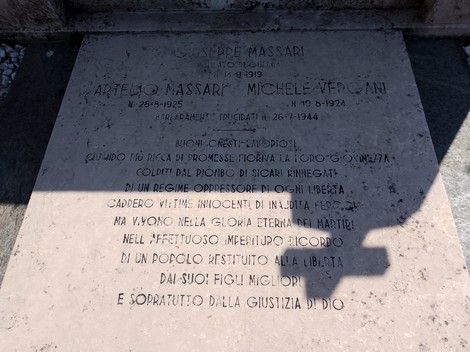 Dettagli della "Tomba dei Massari e di Vergani" con iscrizioni commemorative e decorazioni sobrie.