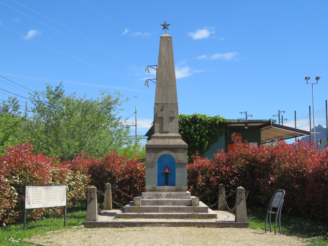 Monumento ai partigiani fucilati, eretto in memoria dei caduti per la libertà, immerso nella natura.