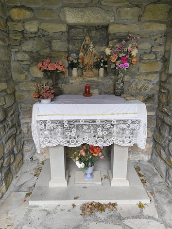 Cappellina con altare fiorito, simbolo di speranza durante i bombardamenti a Firenzuola.