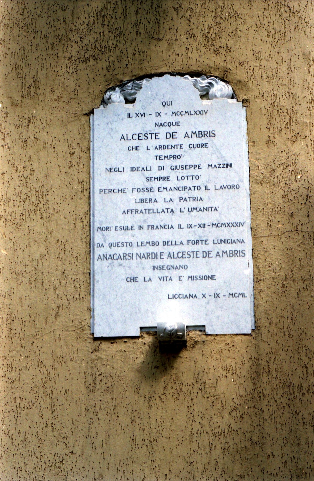 Lapide commemorativa di Alceste De Ambris, con riferimento ai suoi ideali e contributi per la patria.