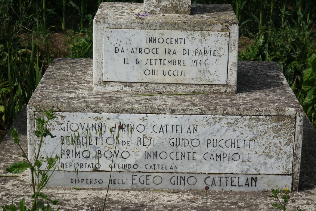Monumento commemorativo con iscrizioni in memoria delle vittime di una strage avvenuta nel 1944.