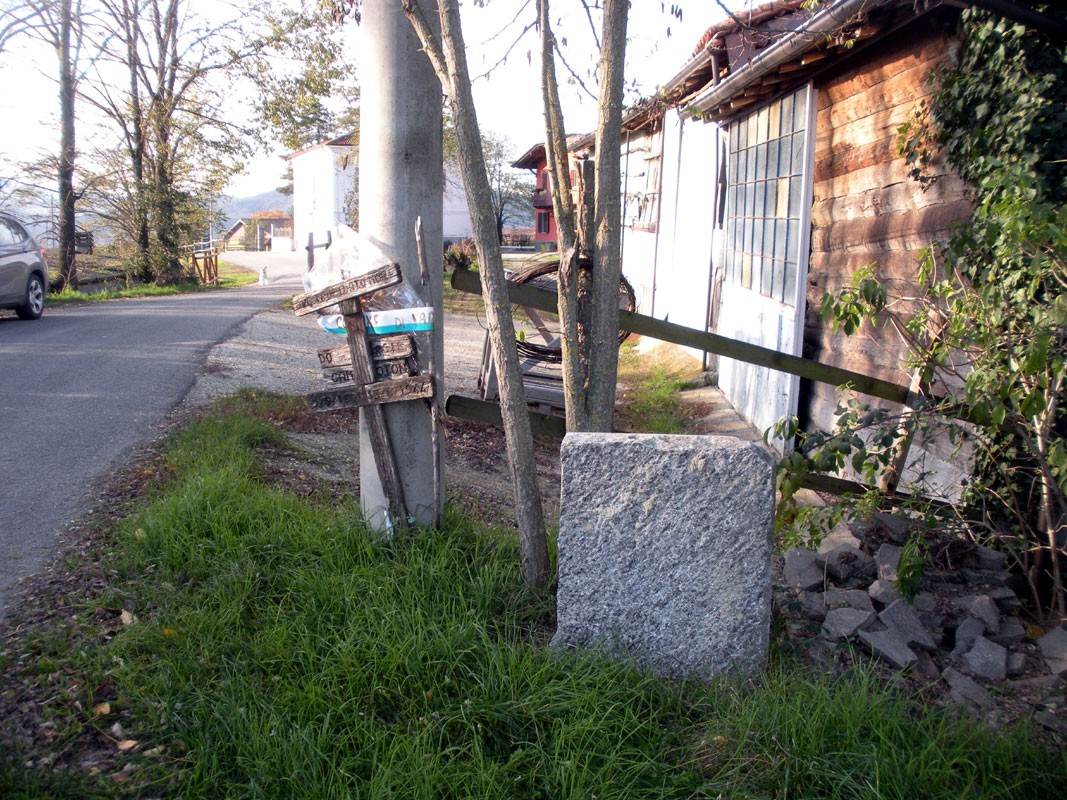 Croce a Camporotondo, monumento storico in un contesto naturale, circondato da vegetazione e paesaggio rurale.