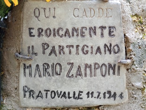 Cippo commemorativo dedicato al partigiano Mario Zamponi, situato a Pratovalle, con iscrizione evocativa.