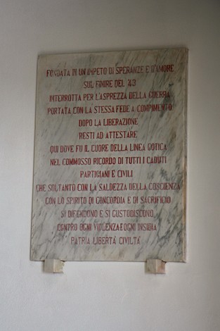 Chiesetta dedicata ai partigiani del Pasquilio, simbolo di resistenza e speranza.