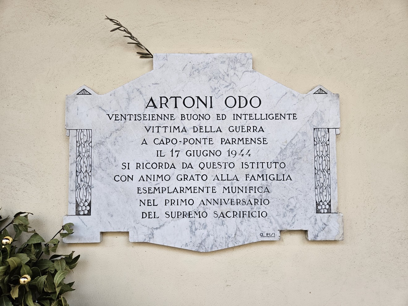 Lapide commemorativa dedicata a Artoni Odo, vittima della guerra, situata a Capo-Ponte.