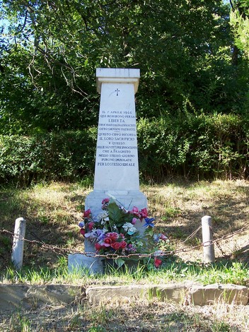 Cippo commemorativo degli Otto Martiri, dedicato ai caduti per la libertà, situato in un'area verde.
